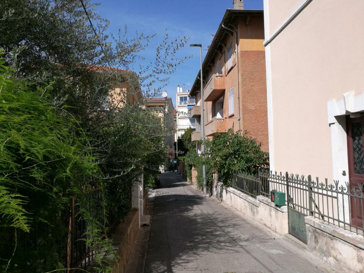 L'Amandine ,45 M2 Terrasse Et Garage Centre Ville Saint-Raphaël Buitenkant foto